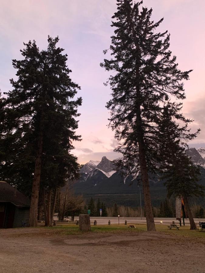 Rundle Chalets แคนมอร์ ภายนอก รูปภาพ